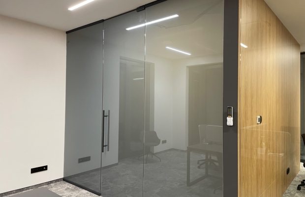 Ścianki szklane z folią inteligentną na pilota wraz z montażem - Zdjęcie 1