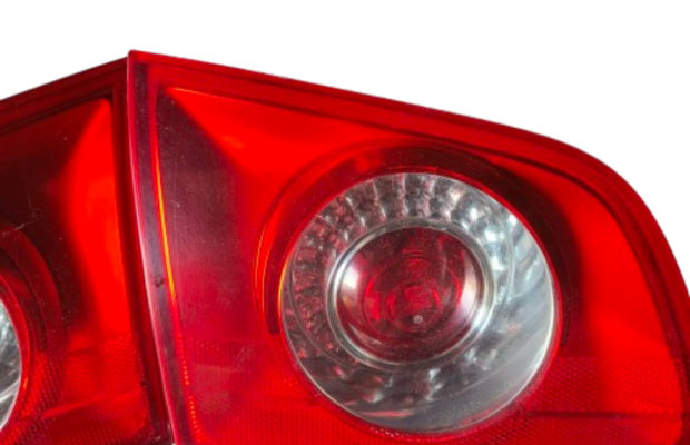 Passat b6 , lampy tył kombi , klapa bagażnika - Zdjęcie 3