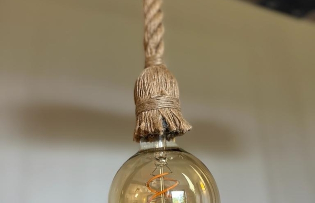 Stylowa lampa wisząca w klimacie loft / rustykalnym, lampa z belki z okuciem metalowym - Zdjęcie 2