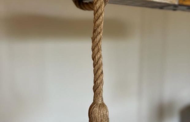 Stylowa lampa wisząca w klimacie loft / rustykalnym, lampa z belki z okuciem metalowym - Zdjęcie 4