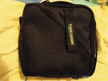 Zdjęcie: czarna torba do przechowywania płyt CD. Może służyć do innych celów