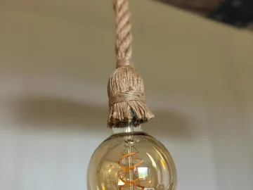 Zdjęcie: Stylowa lampa wisząca w klimacie loft / rustykalnym, lampa z belki z okuciem metalowym