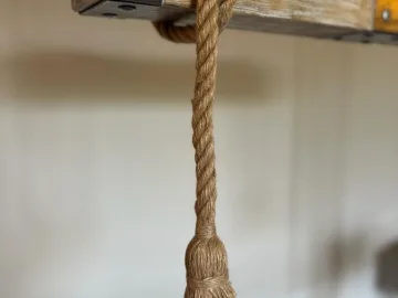 Zdjęcie: Stylowa lampa wisząca w klimacie loft / rustykalnym, lampa z belki z okuciem metalowym