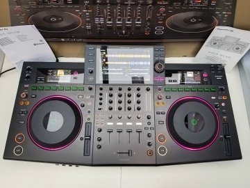 Zdjęcie: Pioneer OPUS-QUAD, Pioneer XDJ-RX3, XDJ-XZ,Pioneer DDJ-FLX10