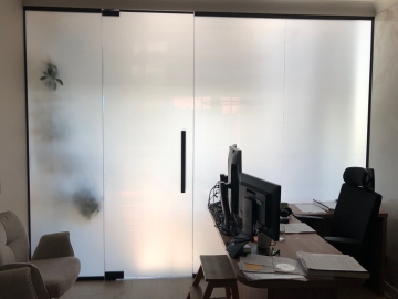 Zdjęcie: Ścianki szklane z folią inteligentną na pilota - Dostawa oraz montaż