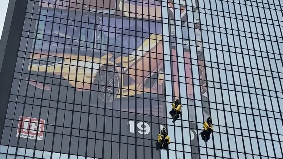 Gigantyczny baner GTA 6 w Paryżu | Blipo.pl